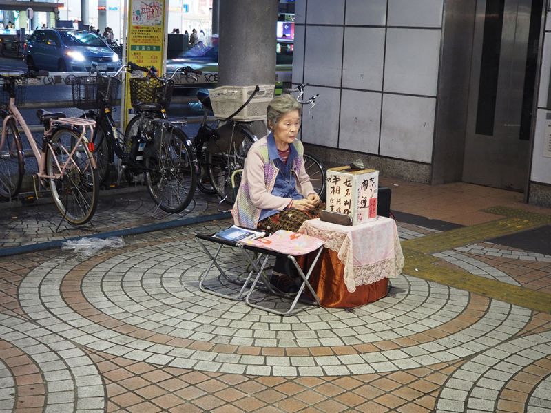 xem bói đường phố Tokyo